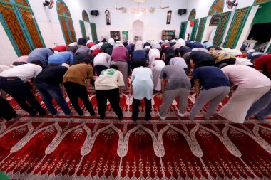 Saigon Camii 'nde Müslümanlar namaz kılar. Vietnam. 