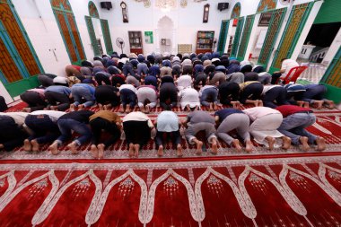 Saigon Camii 'nde Müslümanlar namaz kılar. Vietnam. 