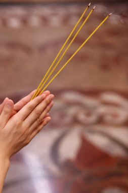 Denizci Hindu Tapınağı. Tapan kişi tütsü çubuklarıyla dua ediyor. Ho Chi Minh şehri. Vietnam. 