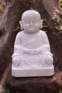 Linh Chieu Zen Manastırı. Bahçedeki genç Budist keşiş. Mermer heykel. Vung Tau. Vietnam. 