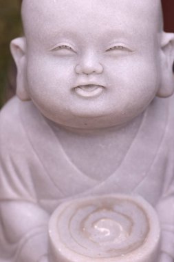 Linh Chieu Zen Manastırı. Bahçedeki genç Budist keşiş. Mermer heykel. Vung Tau. Vietnam. 