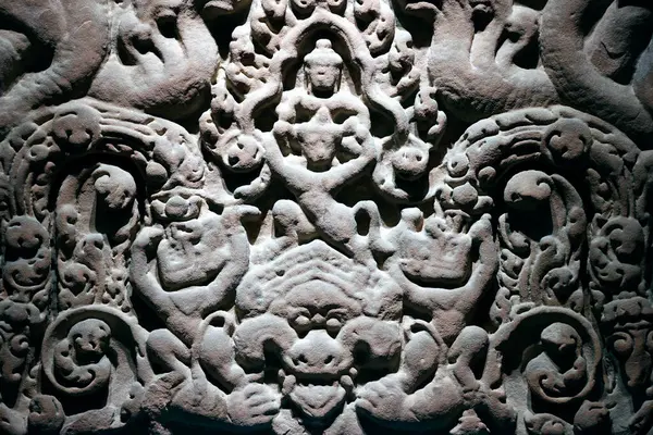 Bangkok Ulusal Müzesi. Lintel Vishnu, Garuda 'nın üzerinde Kala' nın üzerinde duruyor. 12. yüzyıl. Tayland.