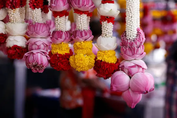Sri Maha Mariamman Tapınağı 'ndaki Hint çiçekçisi. Çiçek çelenkleri Hindu töreni için sunulan tapınak adakları olarak kullanılıyor. Bangkok 'ta. Tayland.