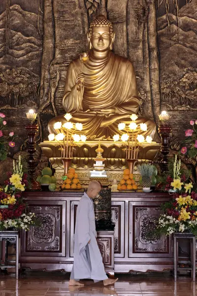 Linh Chieu Zen Manastırı. Elinde nilüfer çiçeğiyle altın Buda heykeli. Vung Tau. Vietnam. 
