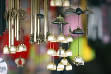 Truc Lam Phung Hoang Zen Manastırı. Budist rüzgâr çanları dükkanda satılıyor. Dalat. Vietnam. 