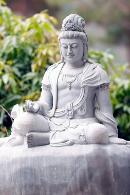 Şu Quan Am Pagoda 'yı yok et. Bodhisattva Avalokiteshvara. Guanyin (Quan Am) heykeli. Merhamet ve şefkat Tanrıçası. Mermer heykel. Dalat. Vietnam. 