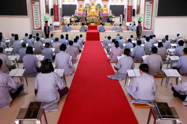 Şu Quan Am Pagoda 'yı yok et. Budist ayininde ibadet edenler. Dalat. Vietnam. 