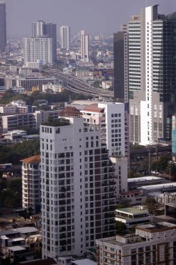 Silom Yolu 'na doğru Bangkok ufuk çizgisi görünüyor. Bangkok 'ta. Tayland. 