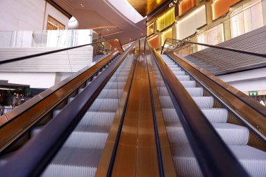 Alışveriş merkezini düşünüyorum. Altın temalı lüks iç tasarım. Bangkok 'ta. Tayland. 