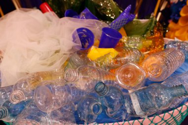 Halka açık çöp kutusunda plastik su şişeleri. Ho Chi Minh şehri. Vietnam. 