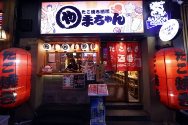 Geceleri Japon restoranının kapıları. Ho Chi Minh şehri. Vietnam. 