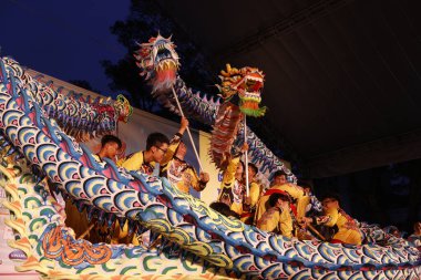 Ejderha dansçıları, Çin Yeni Yılı. Ho Chi Minh şehri. Vietnam. 