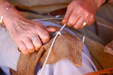 Guedelon Kalesi, ortaçağ bölgesi. Orta Çağ 'da kullanılan teknik ve materyalleri kullanan bir şato inşaatı. Treigny. Fransa.