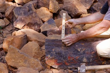 Guedelon Kalesi, ortaçağ bölgesi. Orta Çağ 'da kullanılan teknik ve materyalleri kullanan bir şato inşaatı. Treigny. Fransa.
