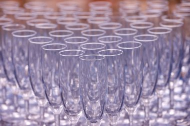 Açık büfe için masaya boş şampanya bardakları. Fransa.