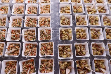 Lokanta büfesinde atıştırmalık salata.. 