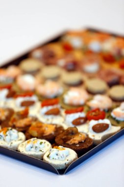 Büfe resepsiyonunda servis edilen aperatifler ve aperatifler. Saint-Gervais Mont-Blanc. Fransa. 