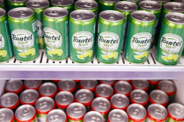 Buzdolabında limonlu turta konservesi..
