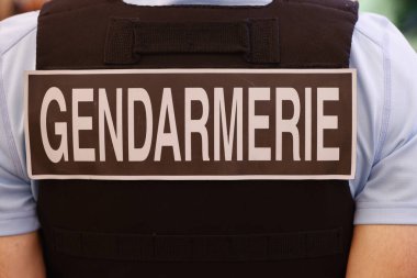 Bir Fransız jandarması tarafından sokakta giyilen kurşun geçirmez yeleğin arkasına yazılmış Jandarma damgası. Fransa. 