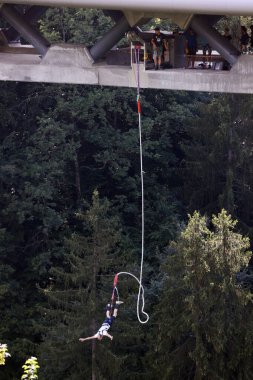 Mont-Blanc köprüsünden bungee jumping. Aziz Gervais Mont-Blanc. Fransa. 