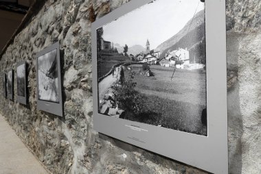 Valgrisenche köyünün eski siyah beyaz fotoğrafları sergileniyor. Valgrisenche. İtalya. 