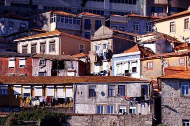 Porto Ribeira 'nın renkli evleri. Porto. Portekiz. 