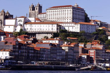 Ribeira 'nın tarihi bölgesi Se Katedrali ve Piskopos Sarayı manzaralı. Porto. Portekiz. 