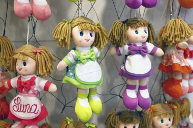 Santa Catarina caddesi, yaya alışveriş merkezi. Hediyelik eşya dükkanı. Küçük bebekler. Porto. Portekiz. 