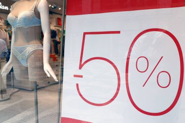 % 50 indirim, kadın mağazalarında özel indirim. Aivero. Portekiz. 