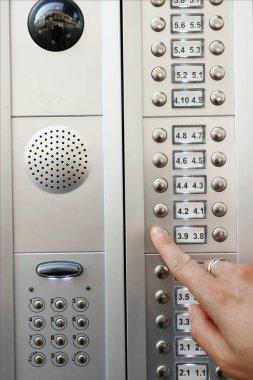 İç haberleşme sistemi olan kapı zilleri sadece numaralarla işaretlenir. Porto. Portekiz. 