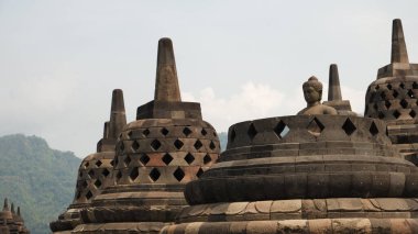 Çok güzel bir tapınağın avlusunda.