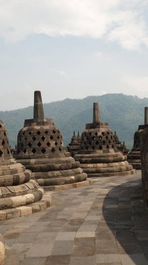Çok güzel bir tapınağın avlusunda.