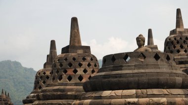 Çok güzel bir tapınağın avlusunda.