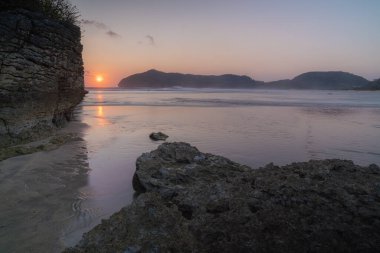Endonezya 'da Sumbawa sahilinde güzel bir gün batımı