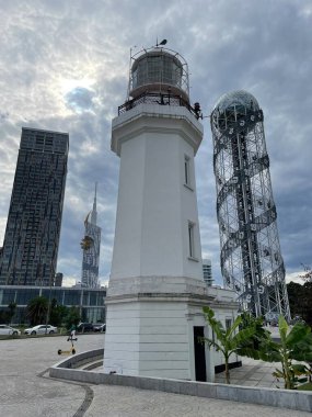 Modern şehrin kıyısındaki deniz feneri