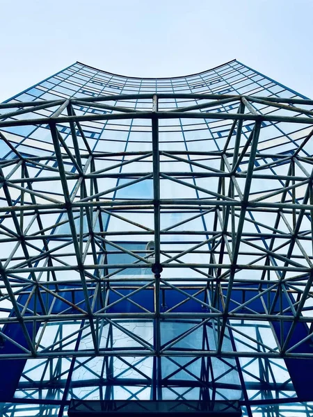 反射のある近代的な青の屋根の建物の抽象的な背景 下から低角度のビュー 産業スタイル建設 — ストック写真