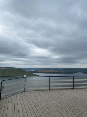 Dağlardaki güzel göl manzarası