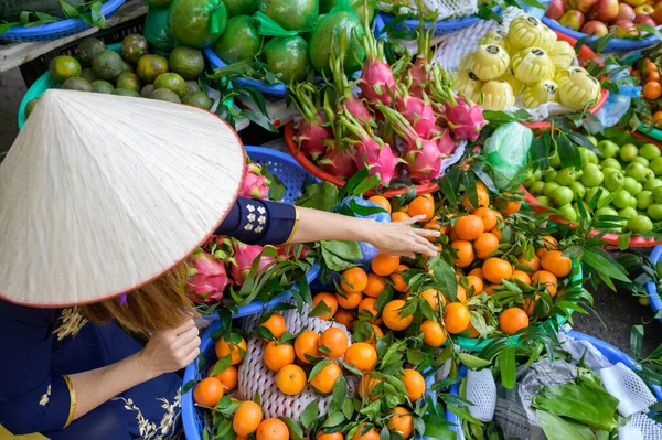 Unrecognizable Female Traditional Clothes Asian Conical Hat Standing Local Food — Fotografia de Stock