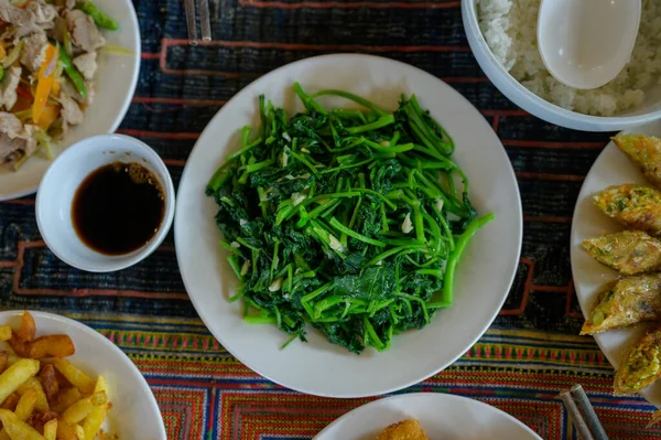 ベトナムの様々な伝統料理とテーブルの上で提供される醤油のボウルの近くに置かれた海苔プレートのトップビュー — ストック写真
