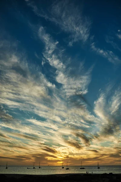 Bela Paisagem Praia Com Céu Cheio Nuvens Pôr Sol Durante — Fotografia de Stock