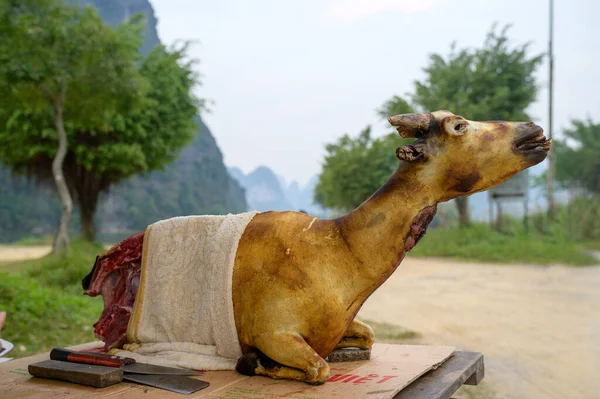 Whole Roasted Goat Placed Knife Table Sunny Day Blurred Vietnamese — Stock Photo, Image