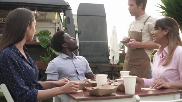 Handfotos Eines Optimistischen Mannes Schürze Der Tagsüber Einem Straßenrestaurant Mit — Stockvideo