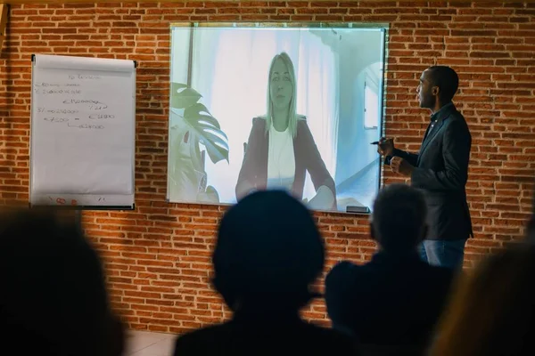 Vista Lateral Del Empresario Afroamericano Mostrando Videollamada Durante Presentación Sala — Foto de Stock