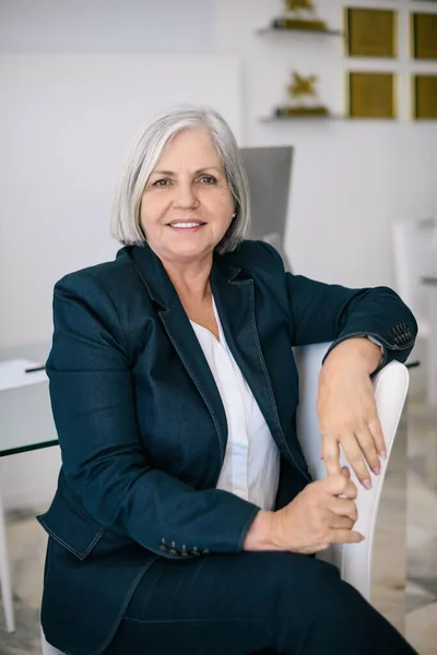 Smiling Mature Female Entrepreneur Gray Hair Formal Suit Sitting Chair — Stock Photo, Image