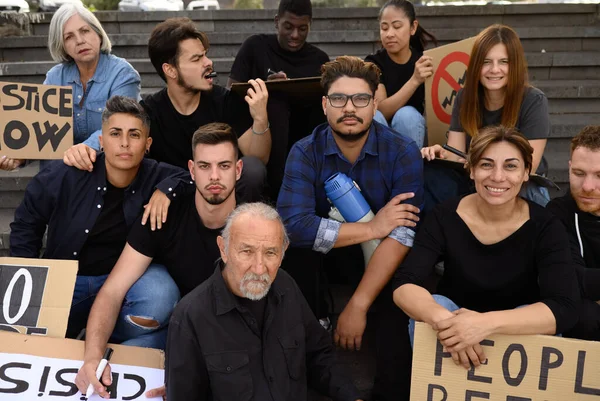 Grupp Multietniska Demonstranter Avslappnade Kläder Med Kartongplakat Sittande Trappor Gatan — Stockfoto