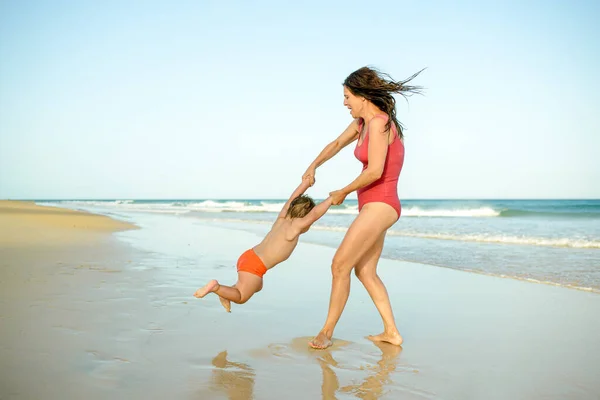 Krásná Mladá Matka Malý Syn Hrají Žluté Písečné Pláži Zábavná — Stock fotografie