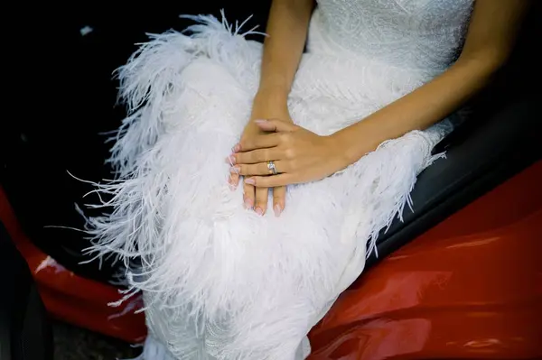 High Angle Anonymous Bride Elegant White Wedding Dress Feathers Ring — Stock Photo, Image