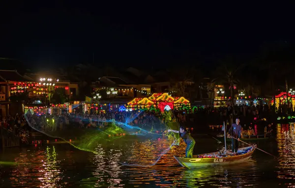 Unrecognizable Fishermen Boat Casting Net Water Night City Shore Crowd — Stock Photo, Image