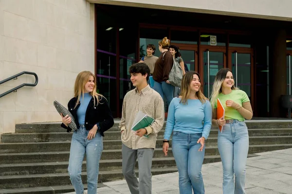 Üniversite Binasından Çıkarken Birlikte Vakit Geçirirken Rahat Kıyafetler Içinde Gülümseyen — Stok fotoğraf