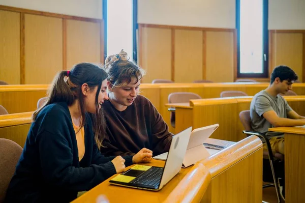 Sınıfta Dizüstü Bilgisayarla Oturmuş Gülümseyen Genç Kız Öğrenciler Birlikte Tablet — Stok fotoğraf